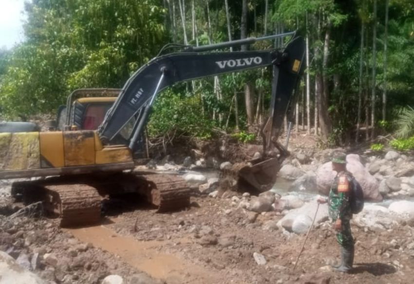 Satgas TMMD ke-127 Kodim 0212/ Tapsel "Kebut" Pembukaan Jalan di Lingkungan III Huta Tonga Kecamatan Angkola Sangkunur