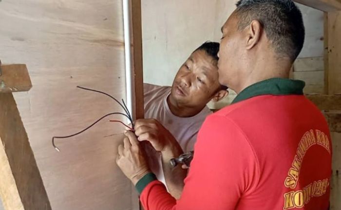 Satgas TMMD ke-127 Kodim 0212/Tapsel Seperti Petugas PLN Yang Profesional Lakukan Pemasangan Instalasi Listrik ke RTLH di Sangkunur