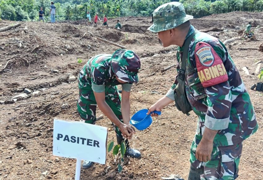Pasca Banjir Bandang dan Longsor Beberapa Bulan Lalu, Satgas TMMD ke 127 Kodim 0212/Tapsel Tanam Pohon di Kecamatan Angkola Selatan
