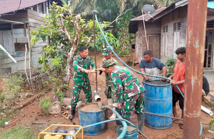 Kapten Inf Halasson Sirait Bantu Warga Kelurahan Sangkunur "Kebut" Buat Sumur Bor