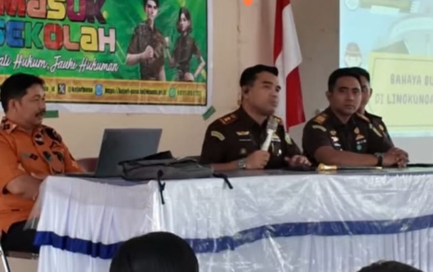 Jaksa Masuk Sekolah SMKN 2 Poso, Kajari Poso: Kendalikan Jarimu Jangan Sampai Terjerat Masalah Hukum