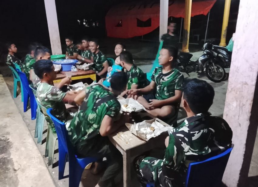 Suasana Kekeluargaan Saat Satgas TMMD ke -127 Kodim 0212/ Tapsel Sahur Bersama Masyarakat