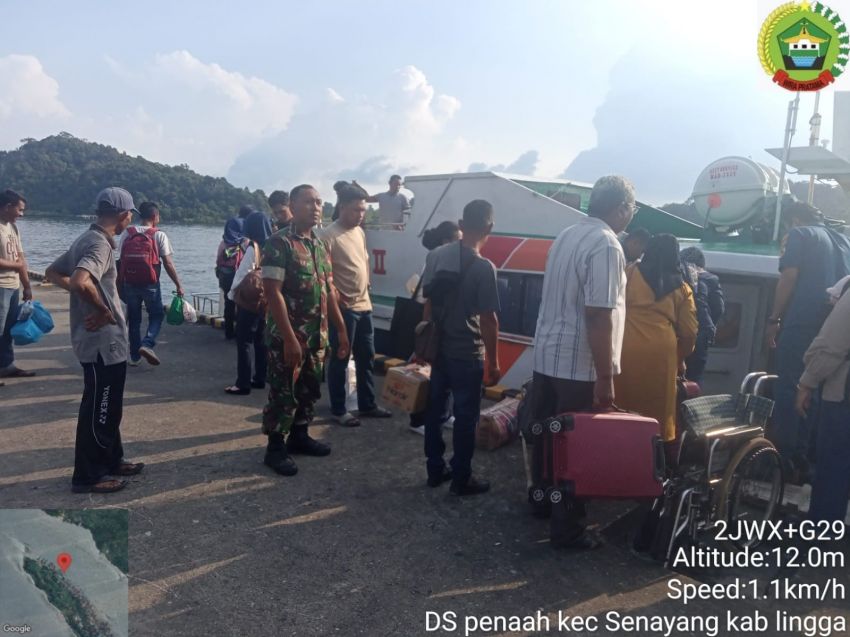 Cipta Kondisi Kamtibmas, Babinsa Koramil 06/Senayang Monitoring Aktivitas di Pelabuhan Desa Penaah
