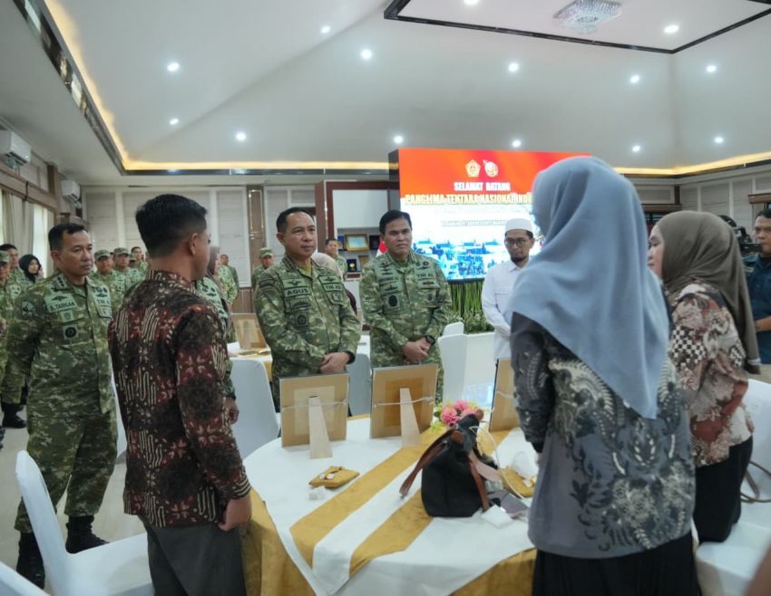 Panglima TNI Hadir Kuatkan Keluarga Prajurit Marinir yang Gugur