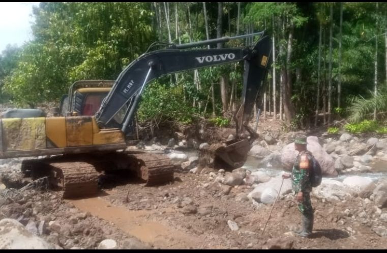 Cuaca Ekstrim Tidak Surutkan Satgas TMMD ke-127 Kodim 0112/Tapsel Laksanakan. Program Pembangunan di Desa Sangkunur Kab Tapsel