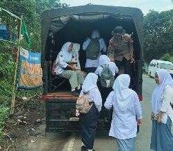 Ditengah Dampak Bencana, Brimob Sumut Antar Anak-Anak Desa Garoga Tetap Bersekolah