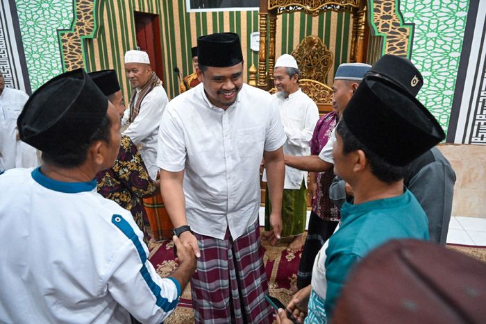 Gubernur Bobby Nasution Buka Puasa Perdana Ramadan Bersama Warga di Hunian Korban Banjir Sorkam