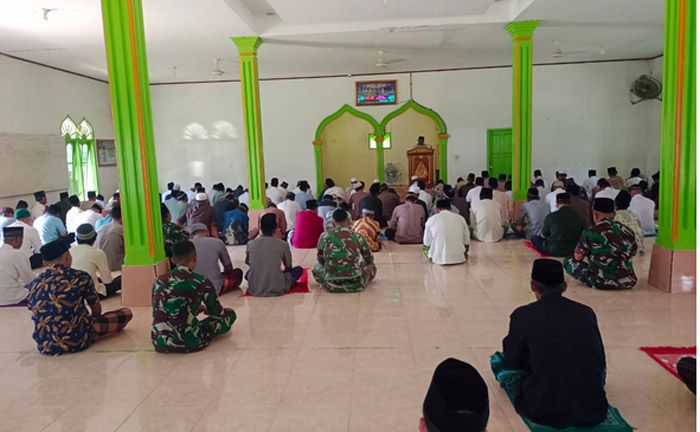 Jadi Contoh Yang Baik Bagi Masyarakat, Pasi Ter Kodim 0212/ Tapsel Pimpin Salat Jumat di Kelurahan Sangkunur