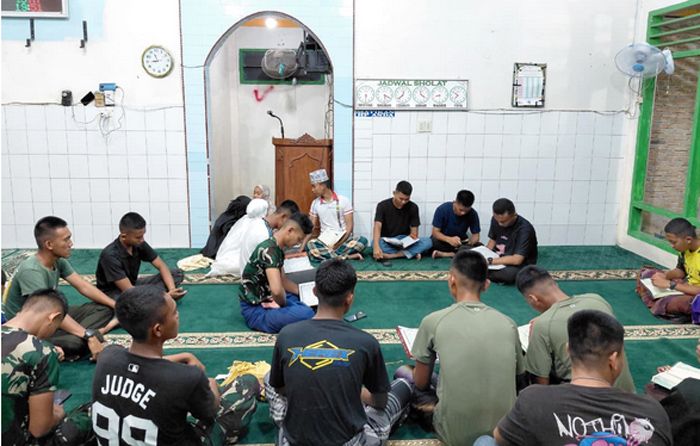 Bukti Kekompakan Antara TNI-Masyarakat, Satgas TMMD ke-127 Kodim 0212/ Tapsel Laksanakan Tadarus di Masjid Nurul Huda Angkola Sangkunur