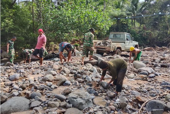 Agar Perekonomian Masyarakat Kelurahan Sangkunur Lebih Baik, Satgas TMMD ke -127 Kodim 0212/ Tapsel Laksanakan Pengerasan Jalan