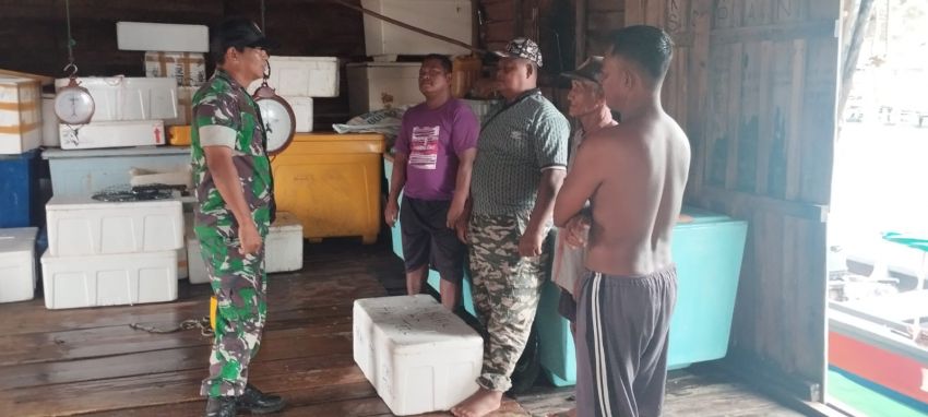 Cuaca Ekstrim Melanda, Babinsa Pulau Medang Gencar Edukasi Keselamatan Nelayan