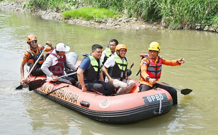 Aksi Nyata di HUT ke-18 Gerindra, Bobby Nasution Bersihkan Sungai dan Sapa Warga Aur