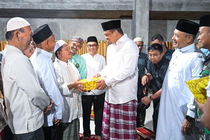 Gubernur Sumut Bobby Nasution Salat Tarawih Perdana di Lokasi Terdampak Bencana Tukka Tapteng