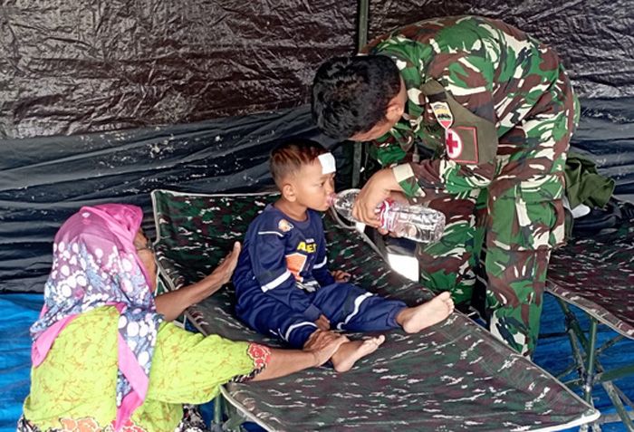 Peduli Kepada Kesehatan Masyarakat Kecamatan Angkola Sangkunur,  Satgas TMMD ke-127 Kodim 0212/ Tapsel Berikan Pengobatan Gratis