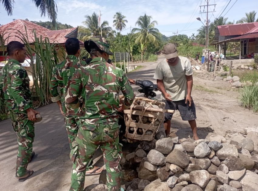 Satgas TMMD ke -127 Kodim 0212/Tapsel Terus Tingkatkan Ibadah Lewat Bantuan Memuat Batu Untuk Parit Beton di Sangkunur