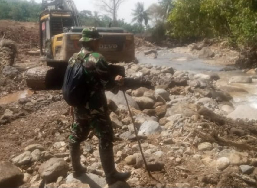 Satgas TMMD ke-127 Kodim 0212/ Tapsel "Kebut" Pembukaan Jalan di Lingkungan III Huta Tonga Kecamatan Angkola Sangkunur