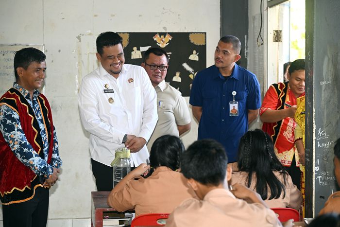 Tinjau Pembagian MBG di SMAN 1 Gunungsitoli, Bobby Nasution Pastikan Program Ini Optimal