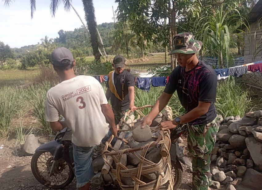 Satgas TMMD ke-127 Kodim 0212/Tapsel Bantu Warga Sangkunur Mengangkat Material
