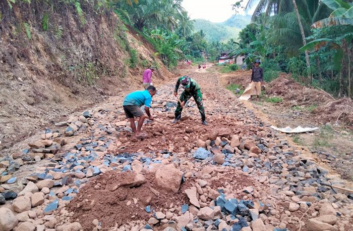 Satgas TMMD ke-127 Kodim 0212/Tapsel Terus Berpacu Laksanakan Program Pembangunan Jalan di Kecamatan Angkola Sangkunur