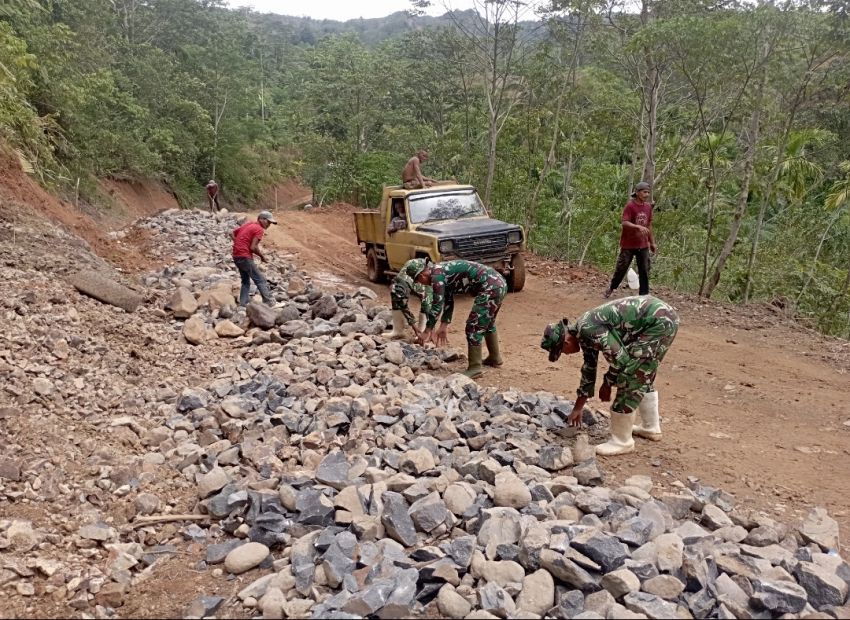 Tingkatkan infrastruktur di Pedesaan, Satgas TMMD ke-127 Kodim 0212/Tapsel Laksanakan Pecah Batu Untuk Pengerasan Jalan di Desa Huta Tonga Tapsel