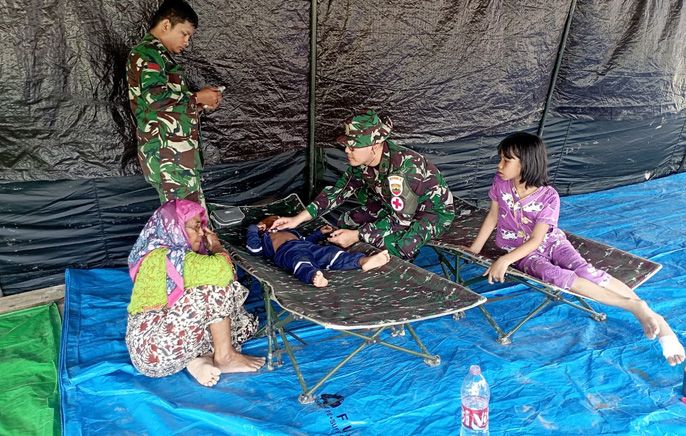 Di Awal Ramadan, Satgas TMMD ke-127 Kodim 0212/ Tapsel Terus Melakukan  Sentuhan Pengobatan Gratis Kepada Anak-anak di Kecamatan Angkola Sangkunur