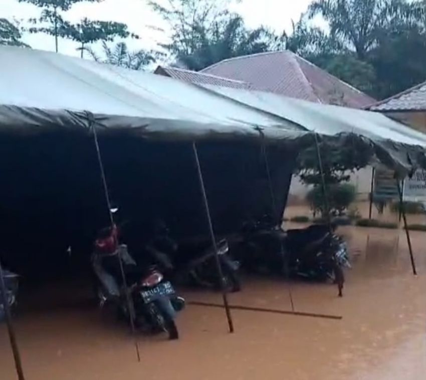 Tidak Kenal Lelah Satgas TMMD Kodim 0212/Tapsel Tetap Laksanakan Tugas Walaupun Kondisi Banjir Dilokasi Kediaman Tim Satgas