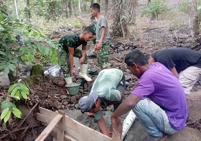 Untuk Kebutuhan MCK, Satgas TMMD ke 127 Kodim 0212/Tapsel Bangun Irigasi di Kecamatan Angkola Sangkunur