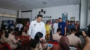 Tinjau Pembagian MBG di SMAN 1 Gunungsitoli, Bobby Nasution Pastikan Program Ini Optimal