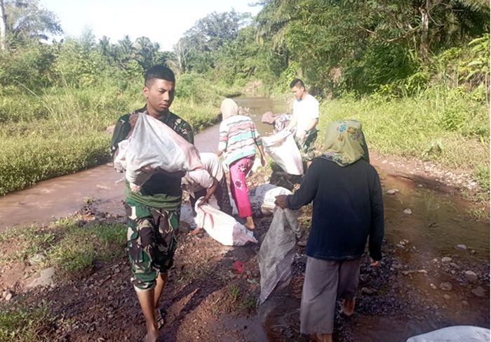 Puasa Tidak Jadi Halangan Bagi Emak-emak di Desa Tiga Dolok Antusias Bantu Satgas TMMD ke -127 Kodim 0212/ Tapsel