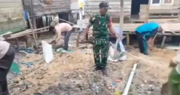 Babinsa Koramil 06/Senayang Serda Erwin Simarmata Pimpin Korve "Gerakan Indonesia ASRI" Di Desa Mensanak