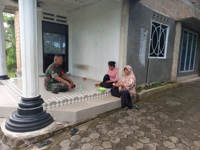 Babinsa Desa Mamut Imbau Warga Waspada Modus Pencurian Berkedok Pedagang