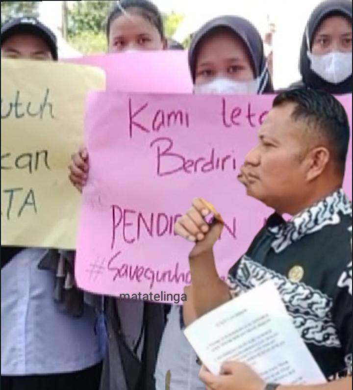 Isak Tangis Warnai Aksi Demo Para Guru Honorer