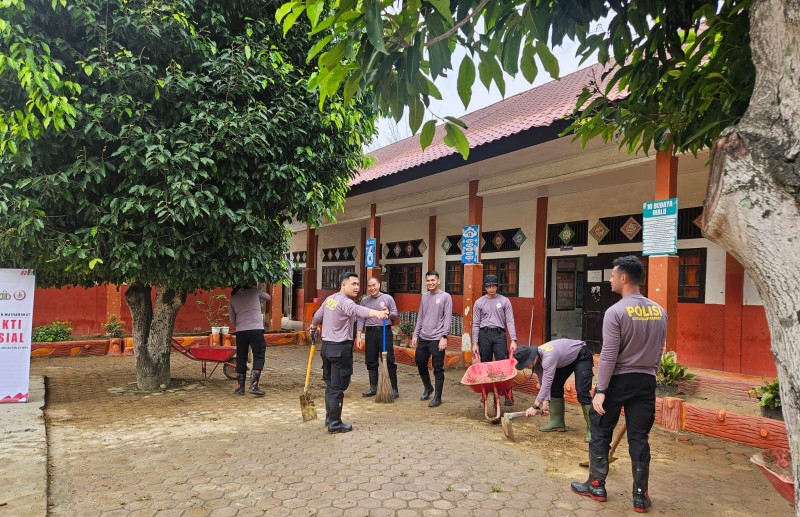 Aksi Nyata Pengabdian Masyarakat, STIK 83 WPS dan Polres Pidie Jaya Bersihkan Fasilitas Pendidikan