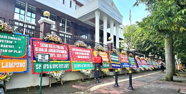 Sidang Lanjutan Gugatan RUPTL: PTUN Jakarta di Banjiri Karangan Bunga