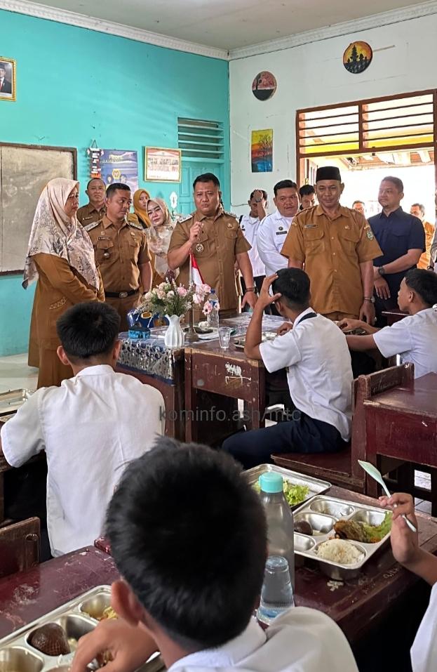 Program Makan Bergizi Gratis Hari Kedua Berjalan di UPTD SMP Negeri 2 Silau Laut