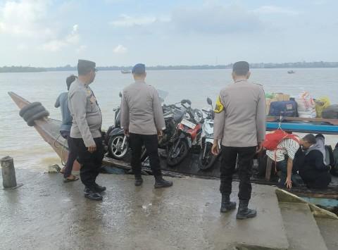 Polres Labuhanbatu Lakukan Pemantauan Aktivitas Kapal Penyeberangan Tanjung Sarang Elang &ndash; Labuhan Bilik