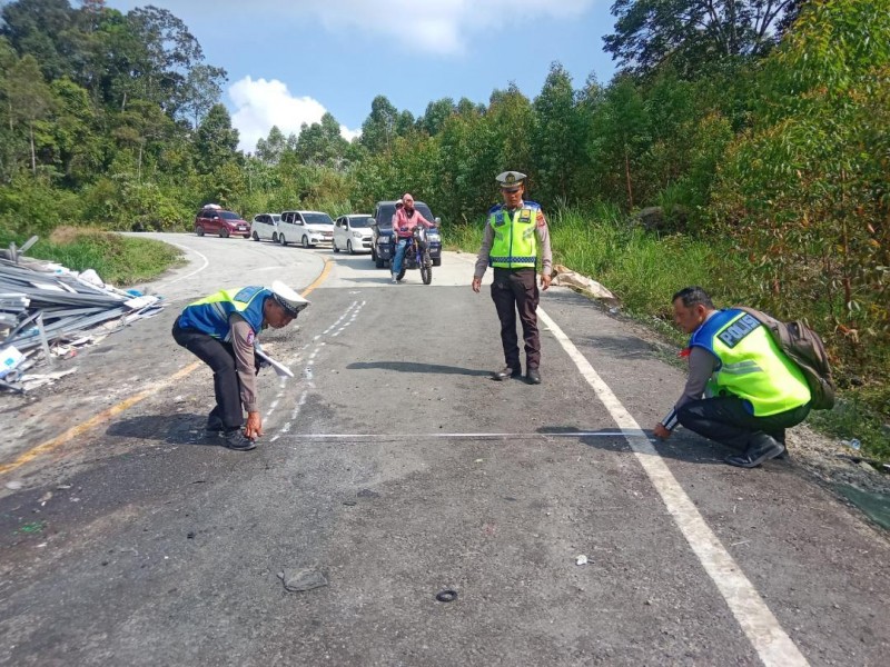 Truk Mundur Gilas Mobil Kijang, Tiga Tewas di Tanjakan Dolok Pangaribuan