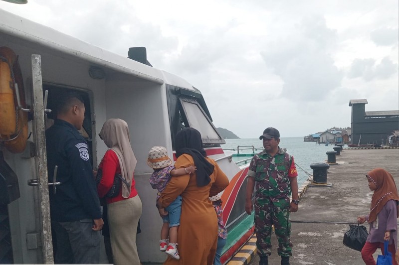 Ciptakan Rasa Aman Bagi Masyarakat, Babinsa Rejai Kawal Aktivitas Di Pelabuhan Feri
