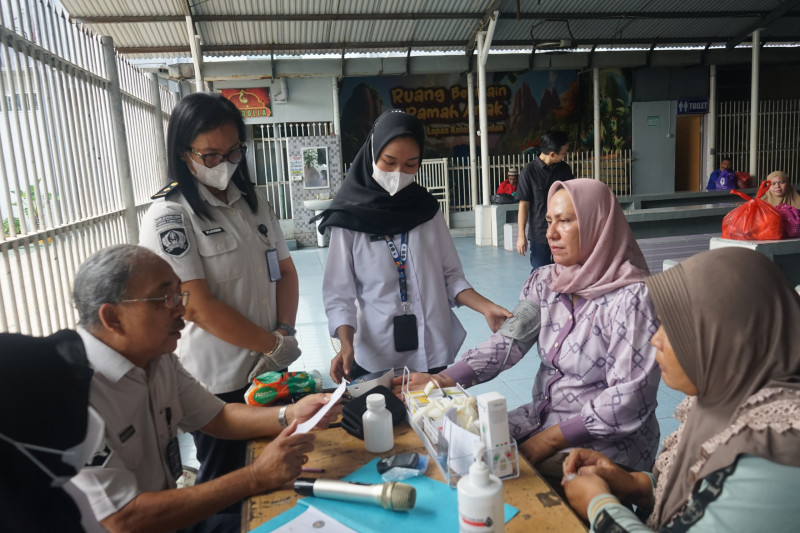 Peduli Kesehatan Pengunjung, Lapas Kelas I Medan Gelar Pemeriksaan Gratis bagi Keluarga WBP