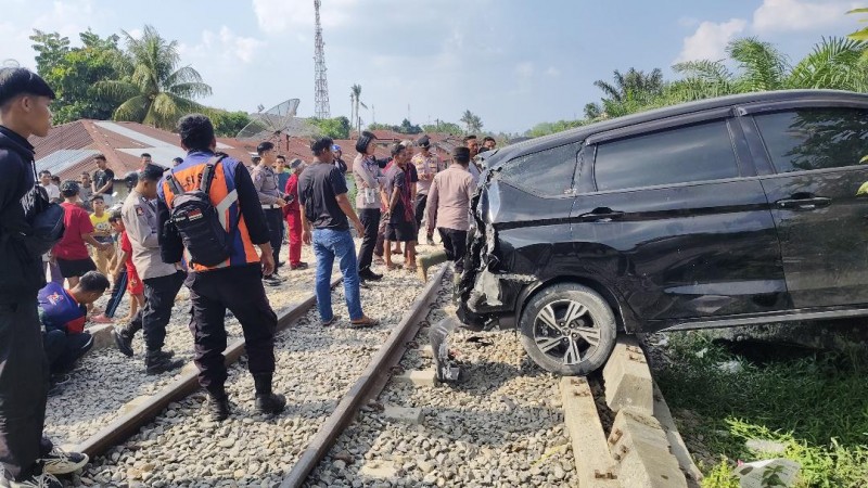 Tragis di Siantar!!! Mobil Dihantam KA, Dua Penumpang Luka-luka