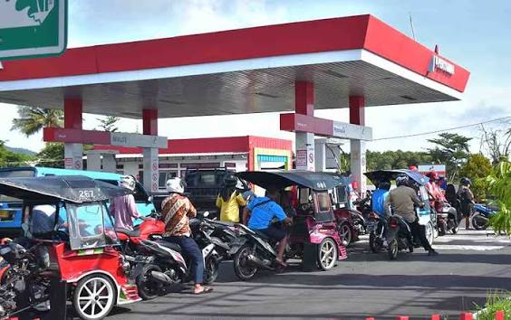 Isu Langka Mencuat, Antrian BBM Mengular di SPBU Belawan