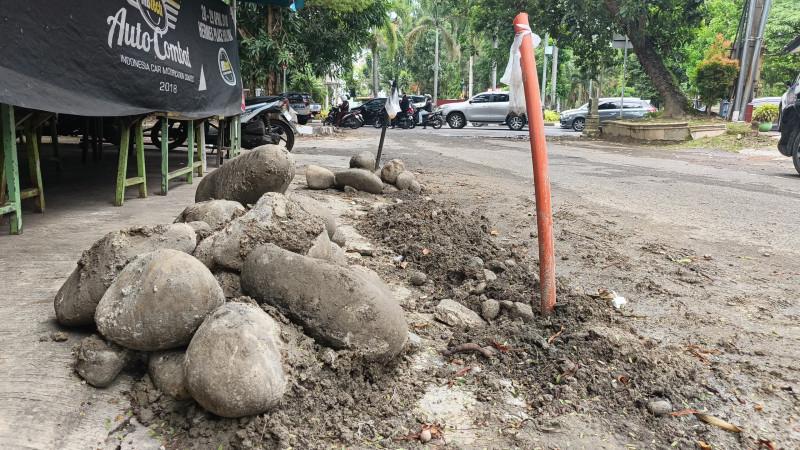 Proyek Tanam Pipa PT Telkom Meresahkan Warga, Dikorek tidak Dirapikan
