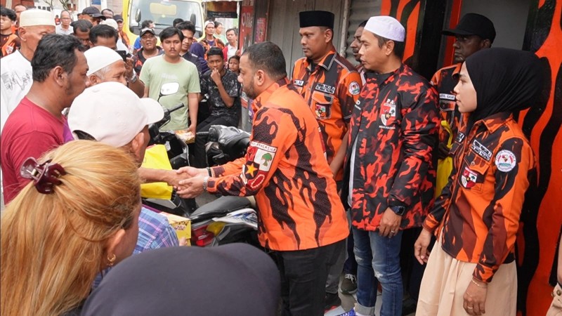 Rommy Van Boy Bagikan 1.000 Paket Idulfitri untuk Kader dan Warga