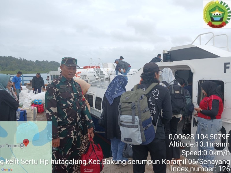 Tingkatkan Keamanan dan Keselamatan Penumpang, Babinsa Tanjung Kelit Gelar Monitoring di Pelabuhan Senayang