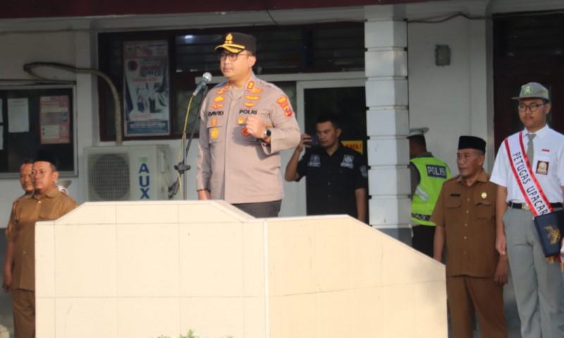 Kapolres Langkat Pimpin Upacara di SMAN 1 Stabat.