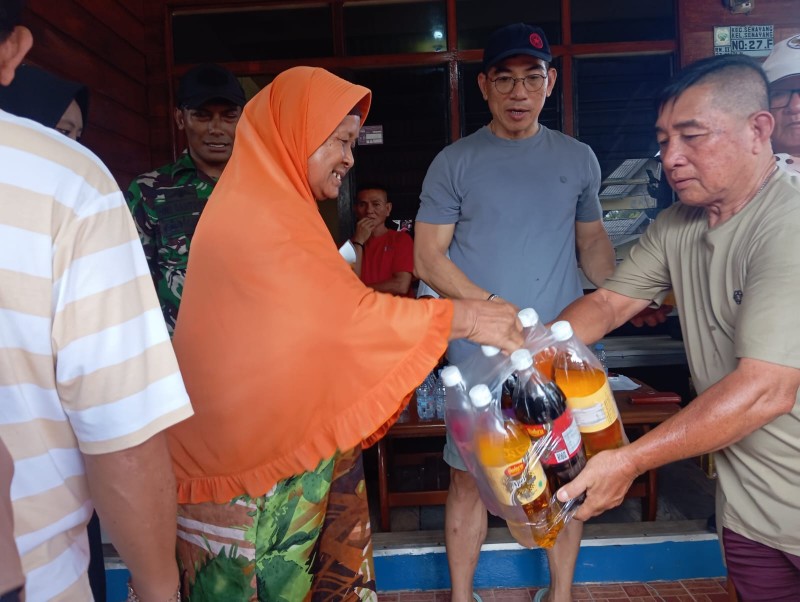 Semangat Kebersamaan, Babinsa Kawal Dan Bantu Kegiatan Sosial Berbagi Kasih di Senayang