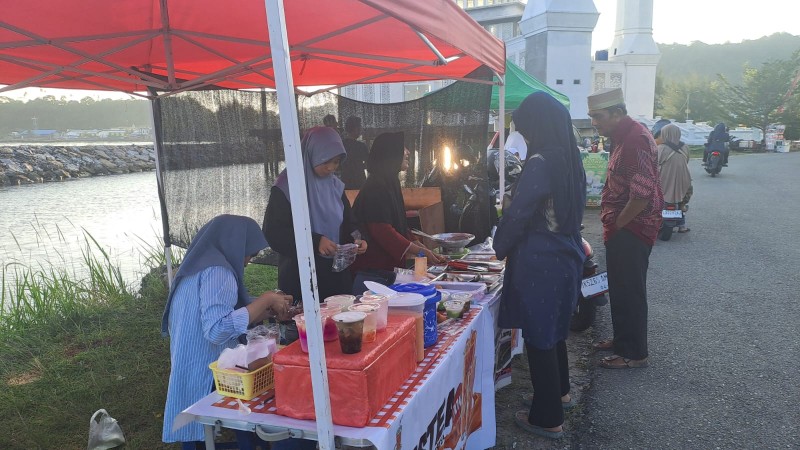 Warga Serbu Jajanan Takjil di Tapaktuan