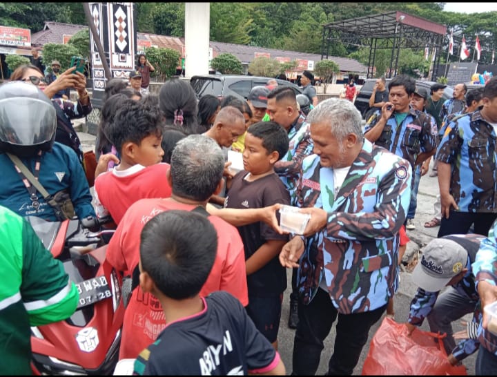 Jelang Berbuka Puasa, DPD IPK Siantar Berbagi Takjil ke Pengendara dan Masyarakat