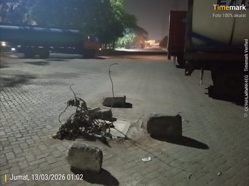 Perbaikan Lubang di Jalan KIM II Mabar Kelar, Batu Besar Penanda Proyek Justru Mengancam Keselamatan Pengendara