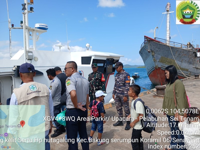 Babinsa Bersama TNI AL Siaga di Pelabuhan Senayang, Amankan Arus Mudik Lebaran